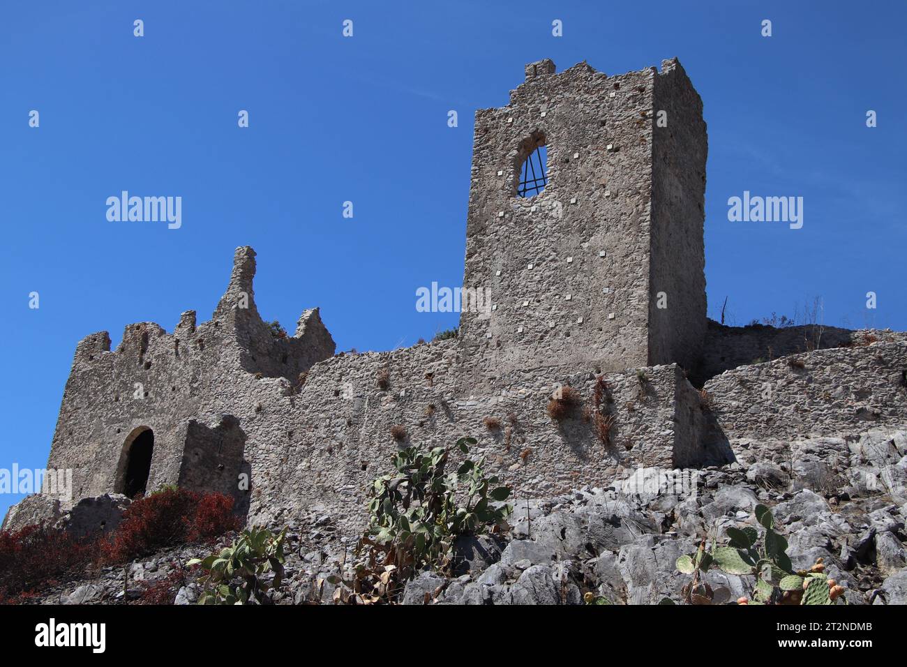 Un aperçu des ruines du Mausolée de Tredoliche. Paysage des ruines de Cirella, un village abandonné depuis un siècle dans la région de Calabre. Banque D'Images