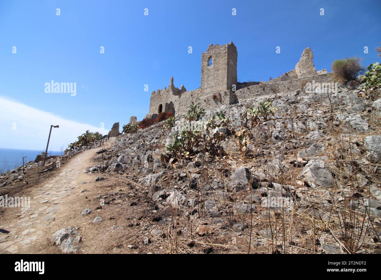 Un aperçu des ruines du Mausolée de Tredoliche. Paysage des ruines de Cirella, un village abandonné depuis un siècle dans la région de Calabre. Banque D'Images