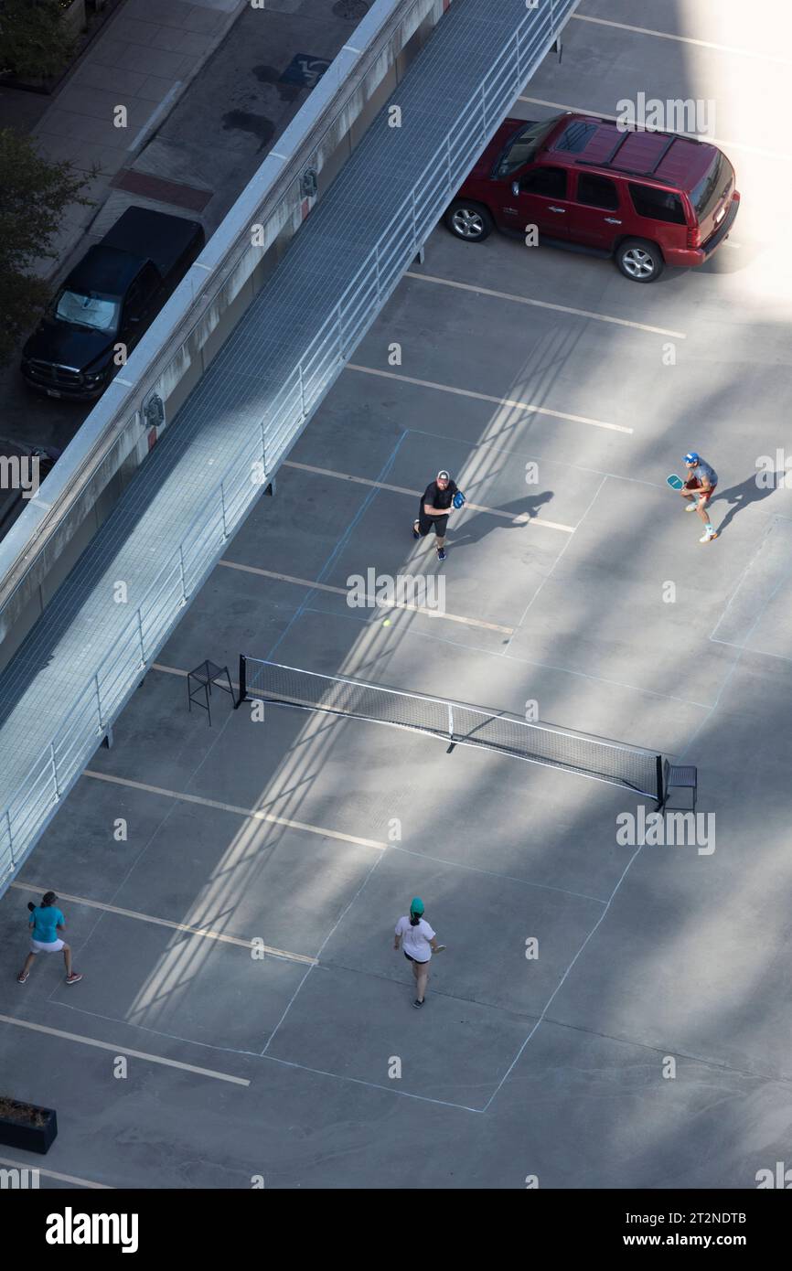 Vue à grand angle des joueurs de pickleball sur un court temporaire sur le toit de la rampe de stationnement à Austin, Texas Banque D'Images