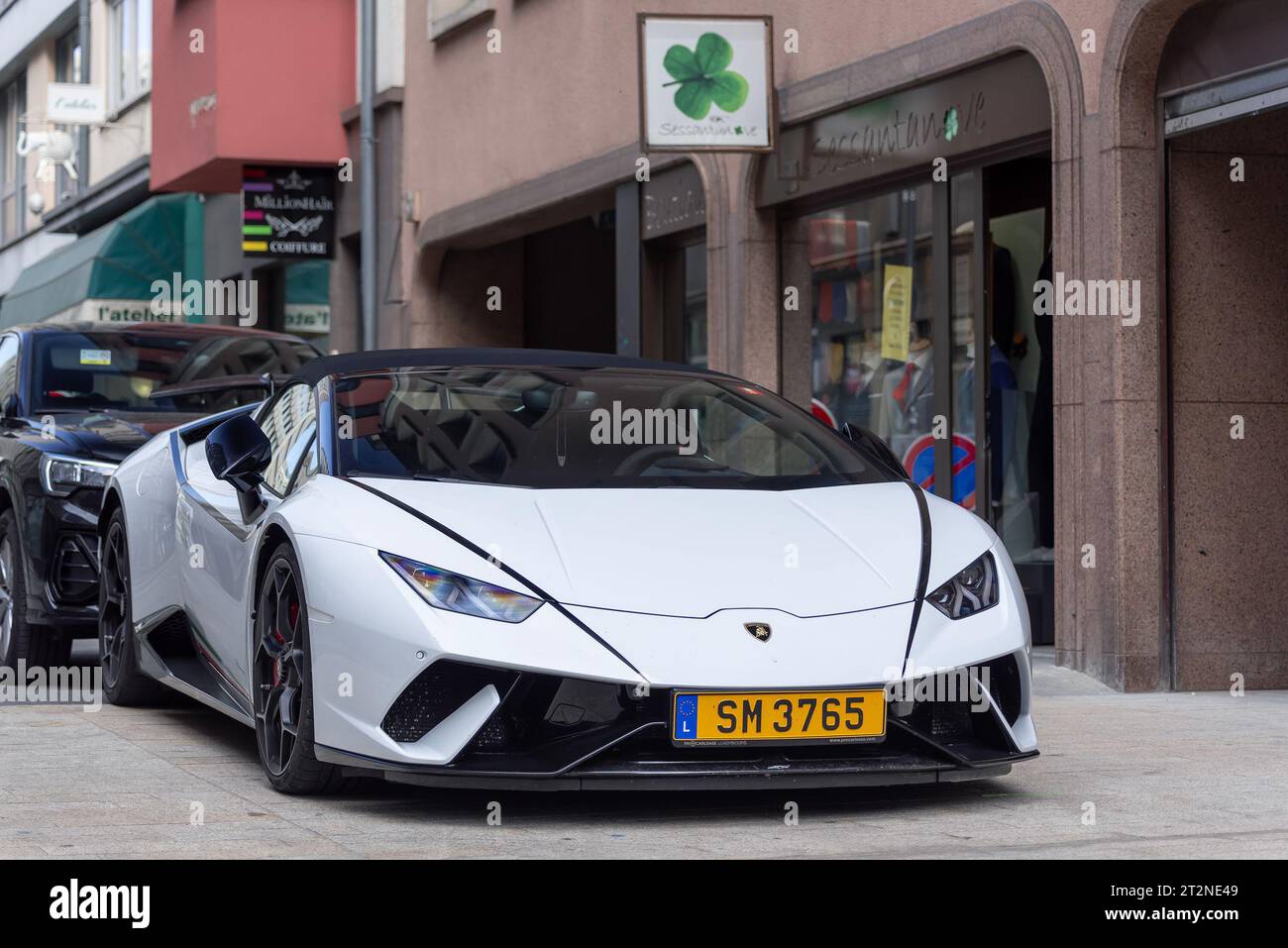 Blanc Lamborghini Huracán performante Spyder garé dans la rue Banque D'Images