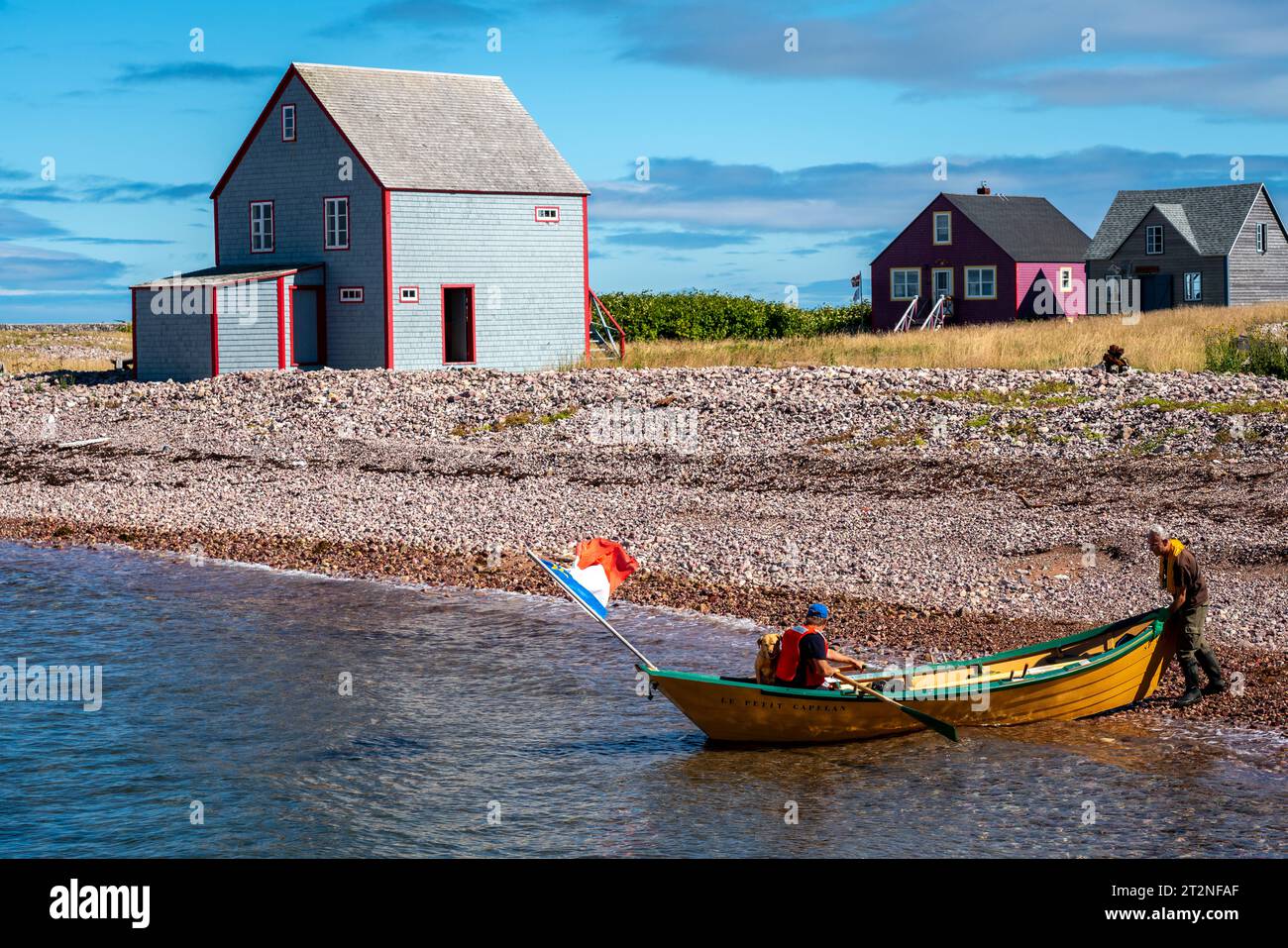 Bateau de pêche Ile aux marins et maisons à St. Pierre Banque D'Images