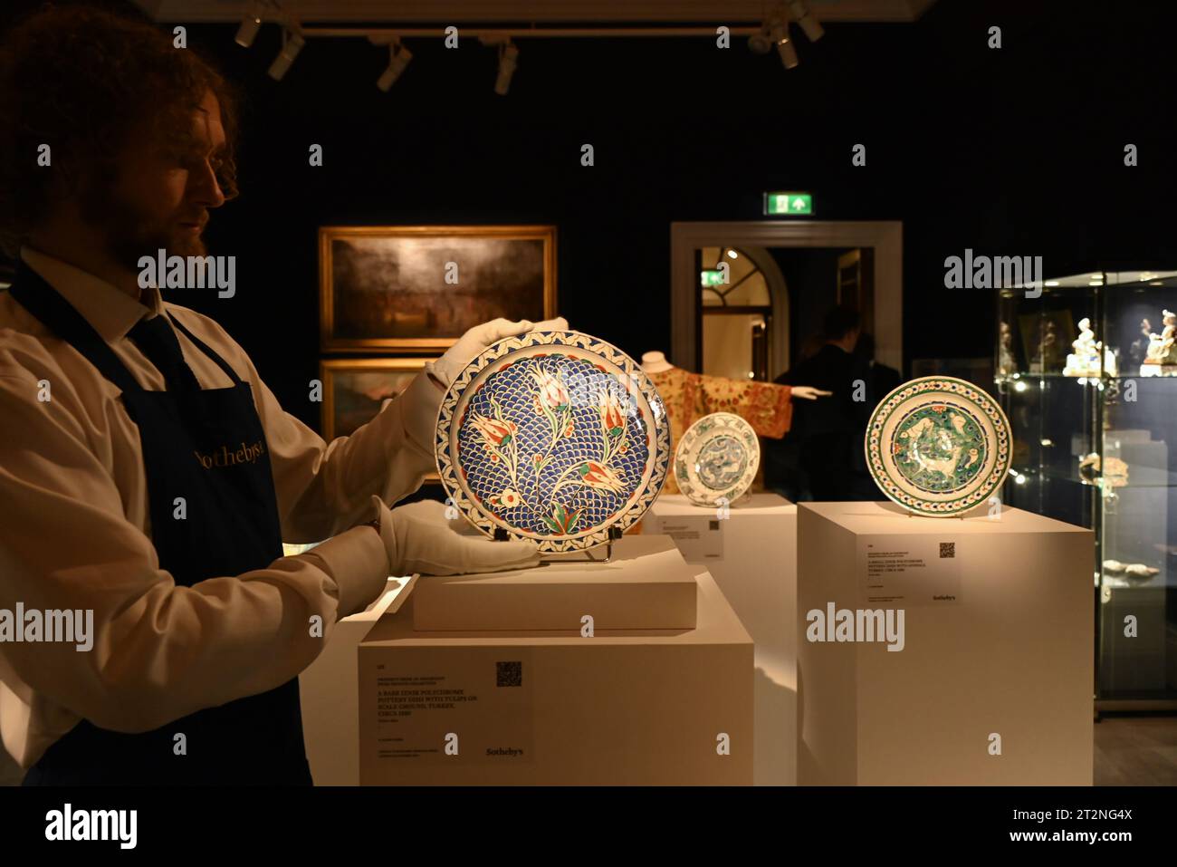 Le plus rare Astrolabe à apparaître aux enchères, vers 900 AD (estimation : £1 500 000-2 500 000) un exquis bol en verre doré et émaillé mamelouk du 14e siècle (estimation : £600,000-800,000) a Grey Pelican from the Impey Album, jadis conservé dans la collection de Jackie Kennedy (estimation : £120,000-180,000) trois peintures ottomanes majeures, dont un portrait du sultan Mehmet II datant du 17e siècle (estimation : 80 000 à 120 000 £) À CÔTÉ art arabe, turc et indien moderne et contemporain, y compris les toiles séminales de Fahrelnissa Zeid, Huguette Caland, Bhupen Khakhar & Manjit Bawa Banque D'Images