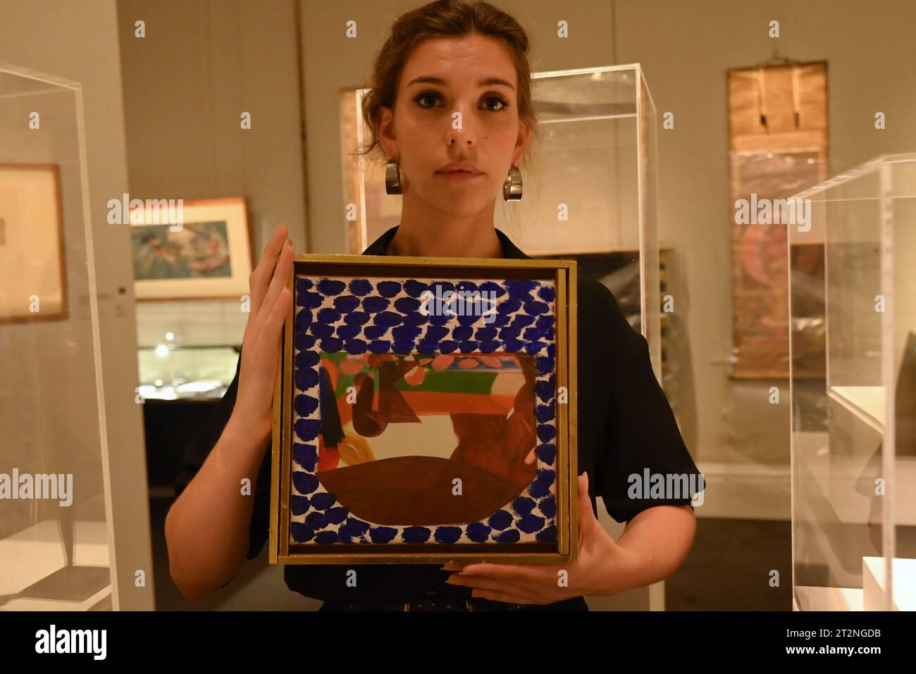 Le plus rare Astrolabe à apparaître aux enchères, vers 900 AD (estimation : £1 500 000-2 500 000) un exquis bol en verre doré et émaillé mamelouk du 14e siècle (estimation : £600,000-800,000) a Grey Pelican from the Impey Album, jadis conservé dans la collection de Jackie Kennedy (estimation : £120,000-180,000) trois peintures ottomanes majeures, dont un portrait du sultan Mehmet II datant du 17e siècle (estimation : 80 000 à 120 000 £) À CÔTÉ art arabe, turc et indien moderne et contemporain, y compris les toiles séminales de Fahrelnissa Zeid, Huguette Caland, Bhupen Khakhar & Manjit Bawa Banque D'Images