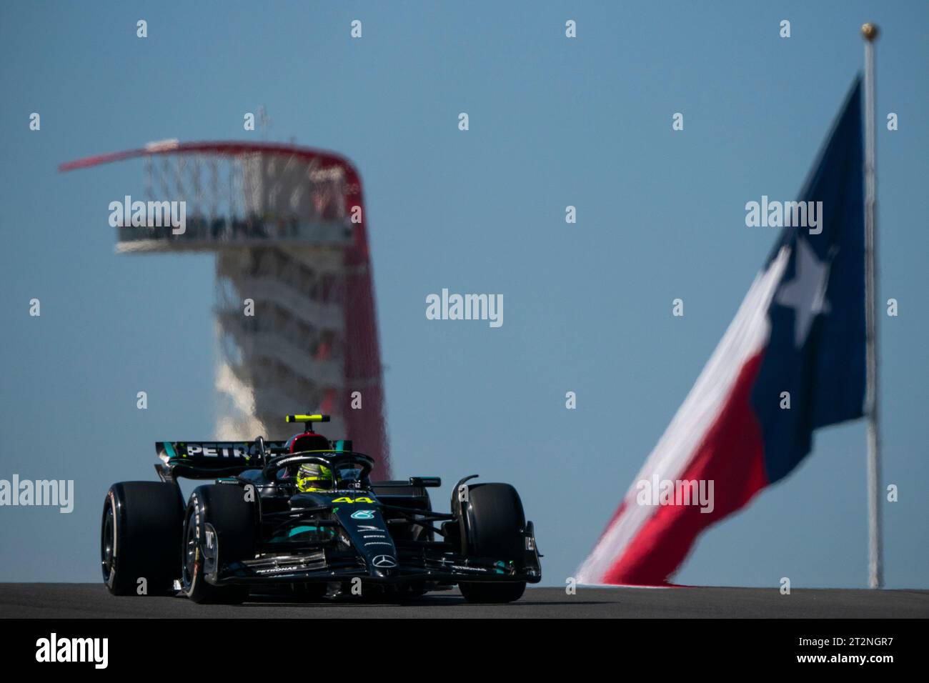 Austin, États-Unis. 20 octobre 2023. Le pilote britannique de Formule 1 Lewis Hamilton de Mercedes-AMG Petronas en action lors de la première séance d'essais libres du Grand Prix de Formule 1 des États-Unis sur le circuit des Amériques à Austin, Texas, le vendredi 20 octobre 2023. Photo de Greg Nash/UPI crédit : UPI/Alamy Live News Banque D'Images