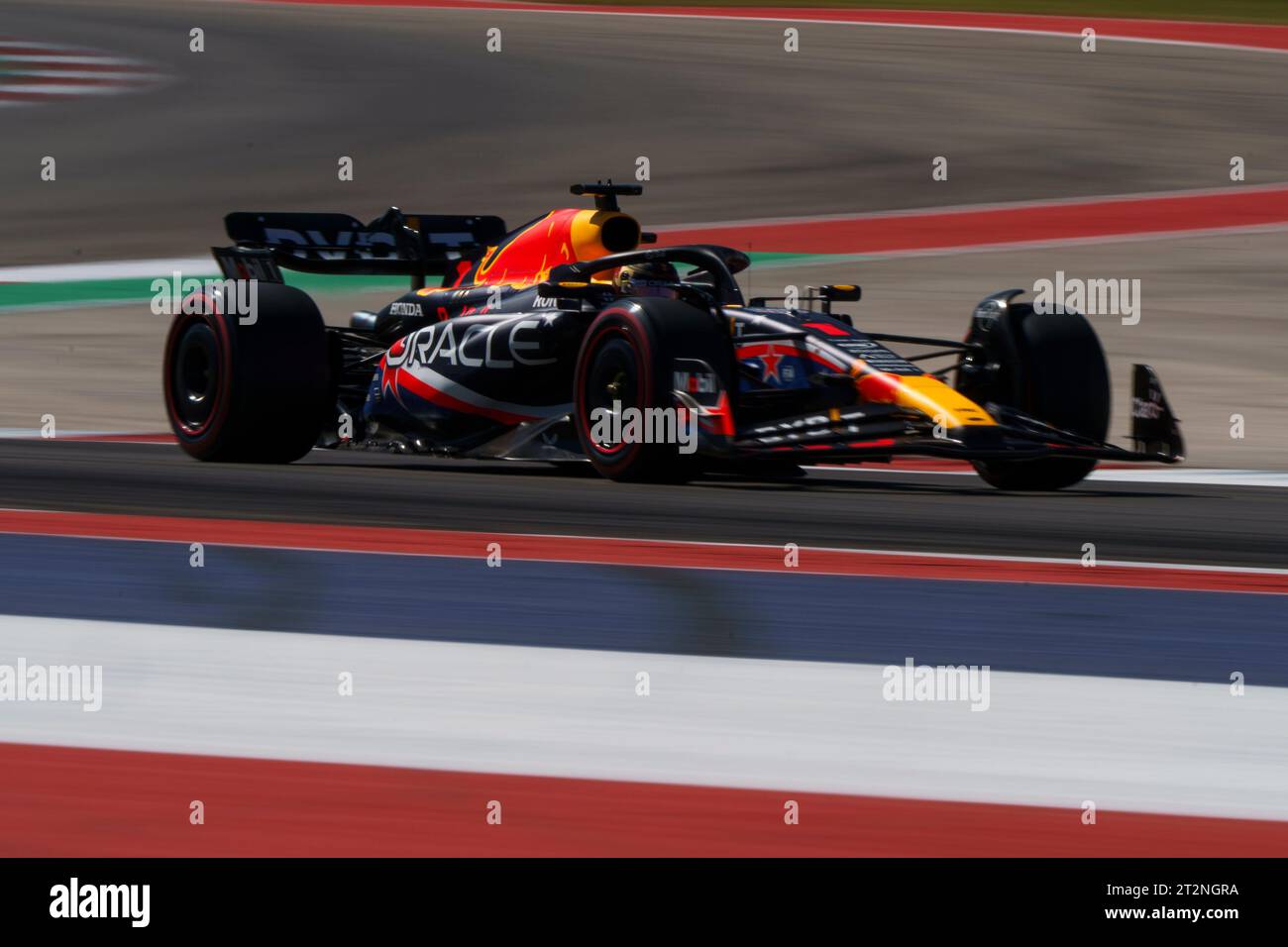 Austin, États-Unis. 20 octobre 2023. Le pilote néerlandais de Formule 1 Max Verstappen de Red Bull Racing en action lors de la première séance d'essais libres du Grand Prix de Formule 1 des États-Unis sur le circuit des Amériques à Austin, Texas, le vendredi 20 octobre 2023. Photo de Greg Nash/UPI crédit : UPI/Alamy Live News Banque D'Images