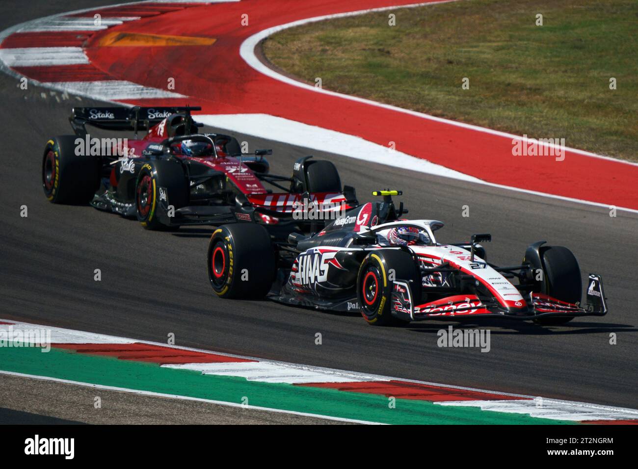 Austin, États-Unis. 20 octobre 2023. Valtteri Bottas, pilote finlandais de Formule 1 Alfa Romeo F1 Team Stake, et Nico Hulkenberg, pilote allemand de Formule 1 de Haas F1 Team en action lors de la première séance d'essais libres du Grand Prix de Formule 1 des États-Unis sur le circuit des Amériques à Austin, Texas, le vendredi 20 octobre 2023. Photo de Greg Nash/UPI crédit : UPI/Alamy Live News Banque D'Images