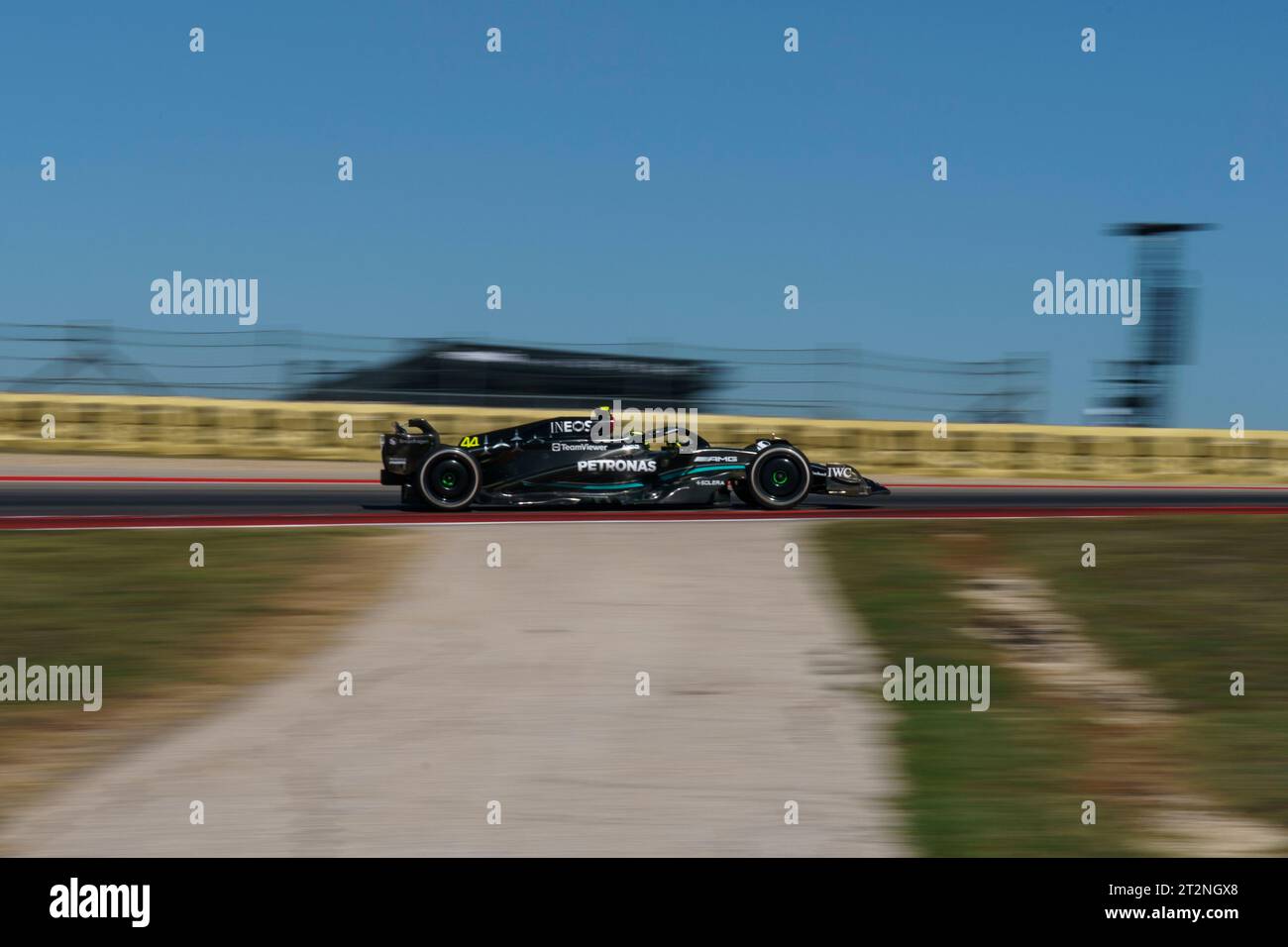 Austin, États-Unis. 20 octobre 2023. Le pilote britannique de Formule 1 Lewis Hamilton de Mercedes-AMG Petronas en action lors de la première séance d'essais libres du Grand Prix de Formule 1 des États-Unis sur le circuit des Amériques à Austin, Texas, le vendredi 20 octobre 2023. Photo de Greg Nash/UPI crédit : UPI/Alamy Live News Banque D'Images