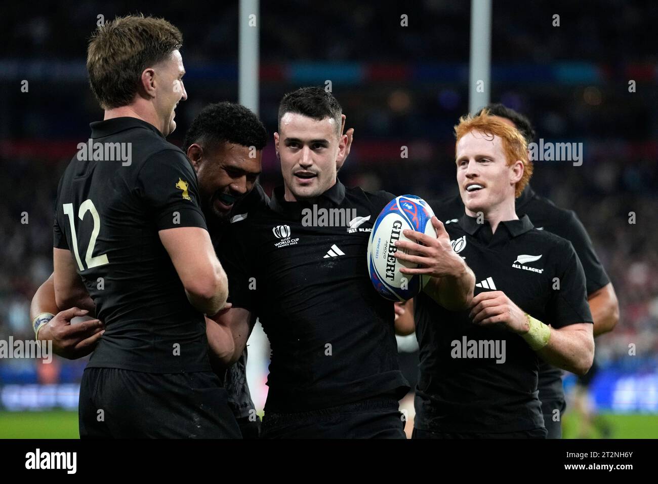New Zealand's Will Jordan, center, celebrates with teammates after scoring a try during the Rugby World Cup semifinal match between Argentina and New Zealand at the Stade de France in Saint-Denis, outside Paris, Friday, 20, 2023. (AP Photo/Pavel Golovkin) Banque D'Images
