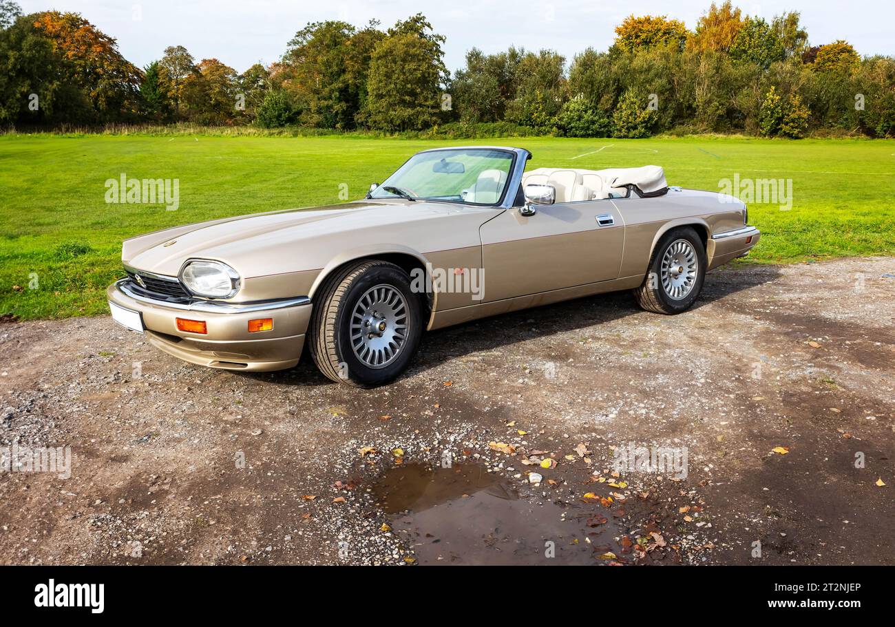 Décapotable Jaguar XJS avec top down sur un parking en gravier dans le pays Banque D'Images