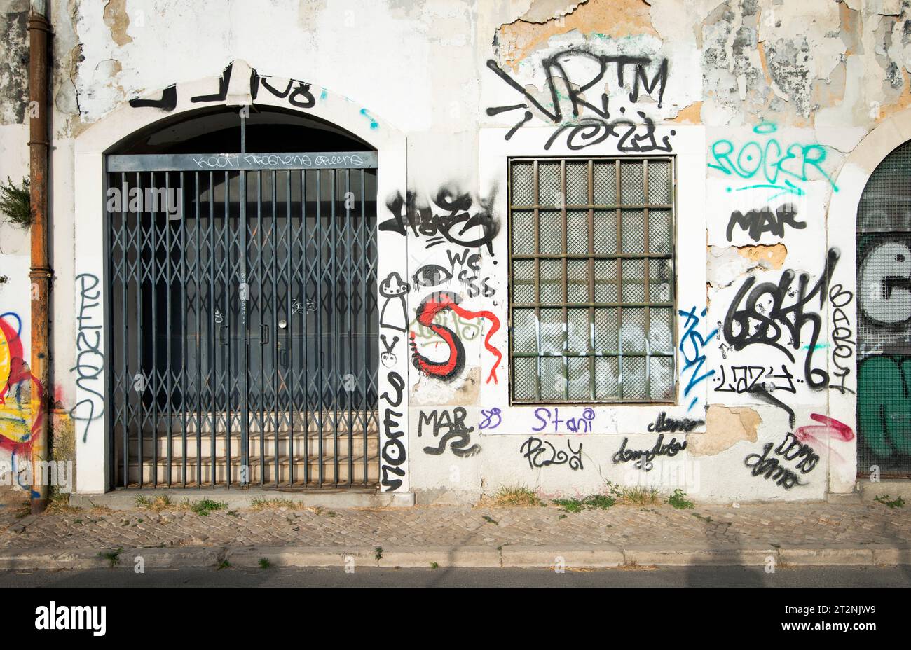 Lisbonne, Portugal. Entrée couverte de graffitis à un bâtiment commercial vide dans le quartier de Bairro Alto près de l'avenue Ribeira das Naus dans le centre de Lisbonne. Banque D'Images