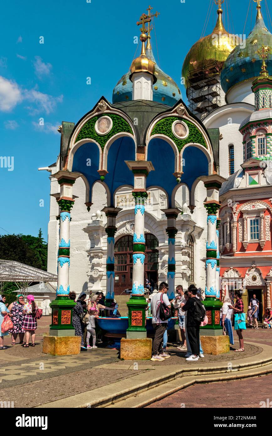 Sergievsky Sainte Source d'eau dans la Sainte Trinité Serge Lavra dans la ville de Serge Posad Banque D'Images