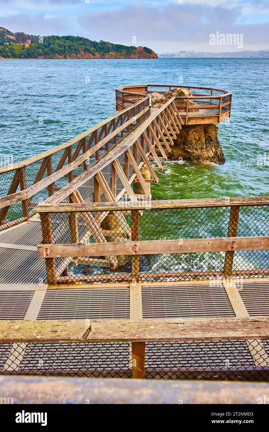 Elephant Rock surplombant l'eau de la baie de San Francisco avec une côte lointaine et des nuages violets Banque D'Images