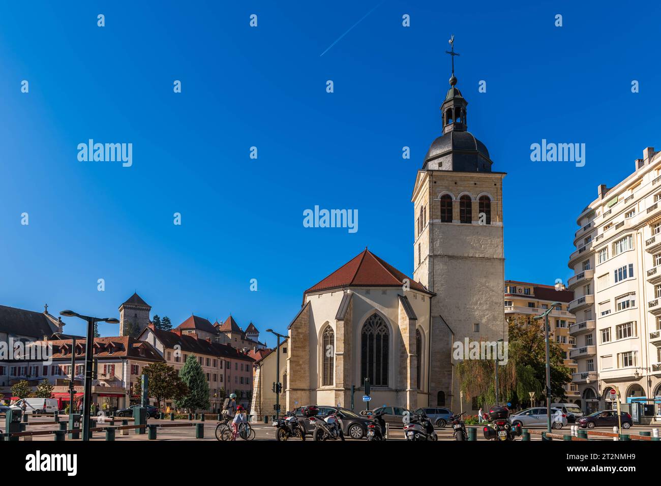 Arrière de l'église Saint Maurice et de son clocher, et une résidence, à Annecy, haute Savoie, France Banque D'Images