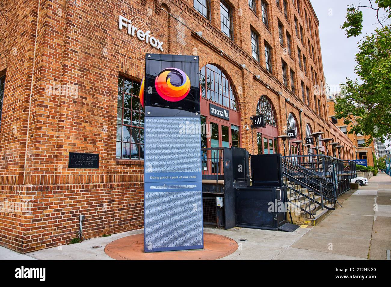 Plaque monolithe avec le logo Firefox à l'extérieur de Mozilla brique et mortier entrée au siège Banque D'Images