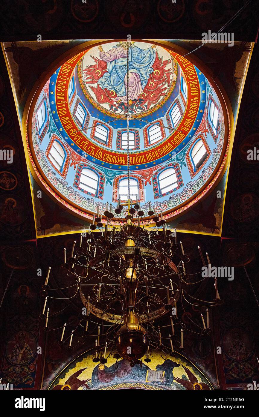 Plafond bombé lumineux de la cathédrale Sainte Vierge joie de tous ceux qui Sorrow avec lustre Banque D'Images