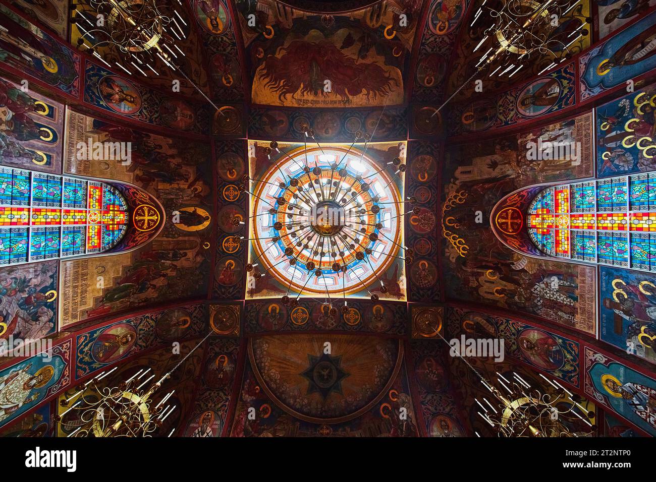 Architecture de plafond symétrique à l'intérieur de l'église orthodoxe russe Sainte Vierge Cathédrale Banque D'Images