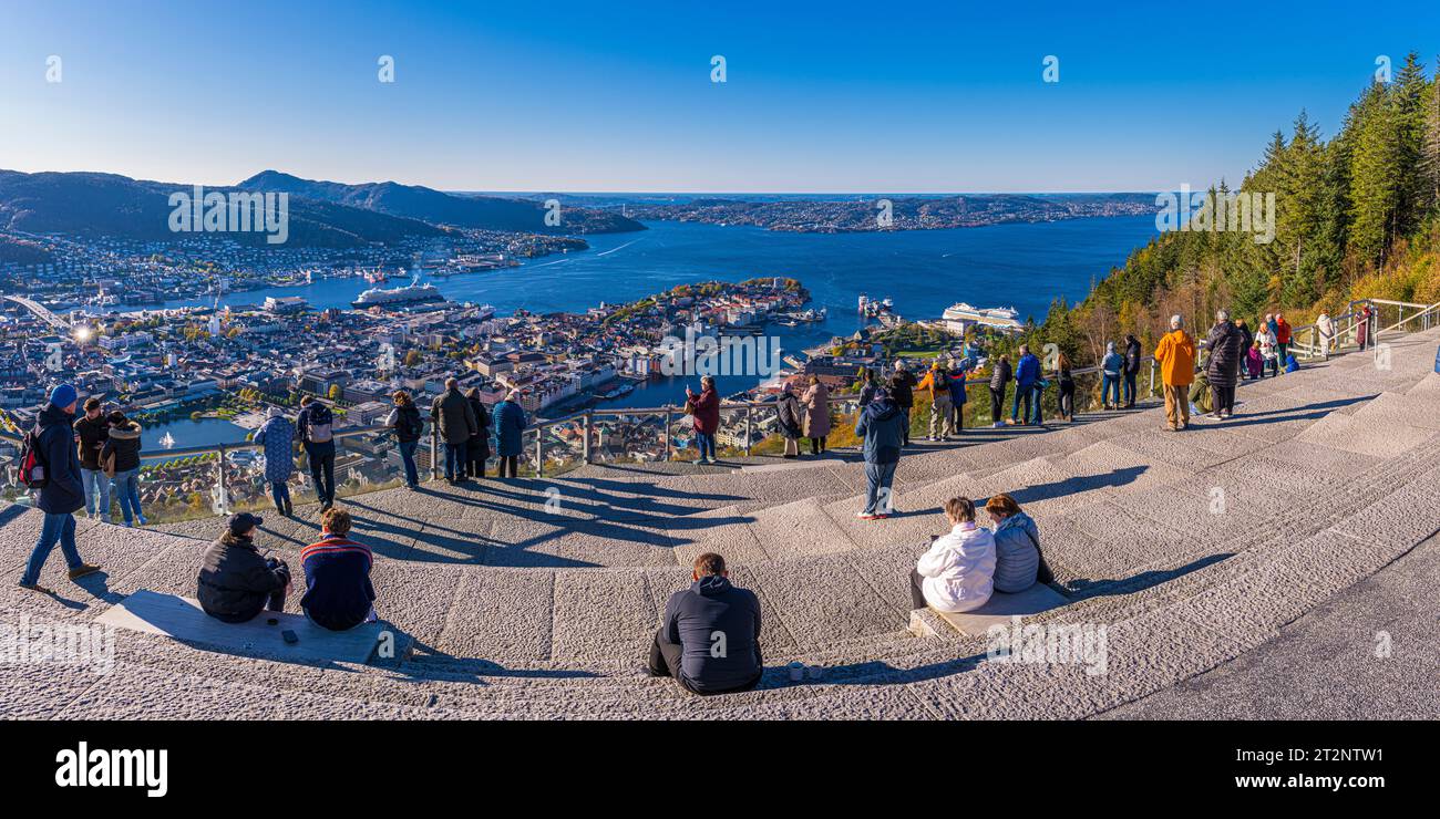 Automne à Bergen, Norvège, au mt Fløyen avec une vue magnifique sur la ville. Banque D'Images