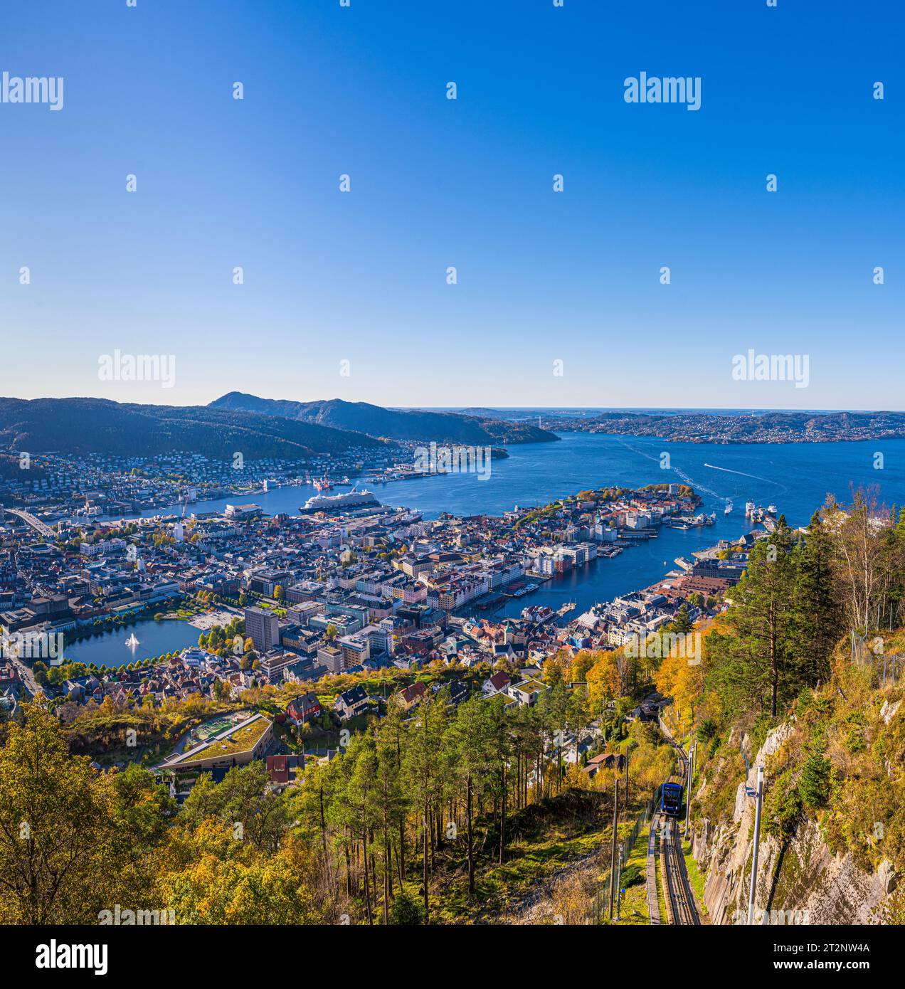 Automne à Bergen, Norvège, au mt Fløyen avec une vue magnifique sur la ville. Banque D'Images