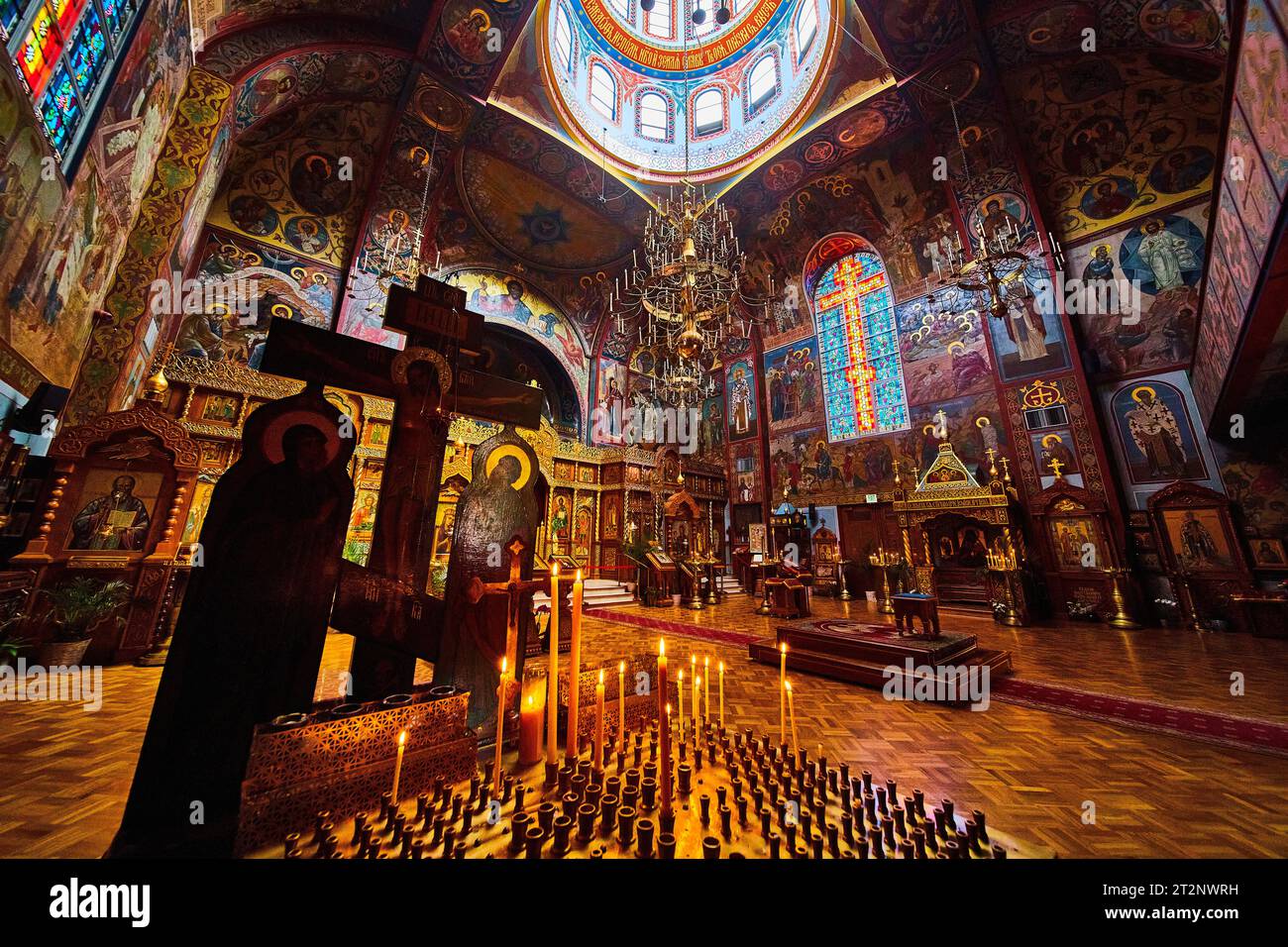 Autel de prière à l'intérieur de la magnifique église orthodoxe russe Cathédrale Sainte Vierge Banque D'Images