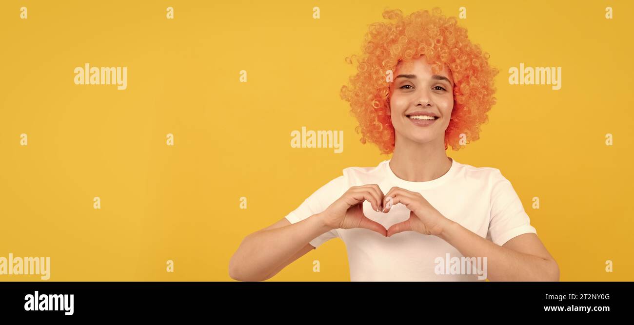 Femme isolée visage portrait, bannière avec espace de copie. symbole de l'amour. avril jour des imbéciles. c'est le moment de s'amuser. fête d'anniversaire pour filles. bonne femme drôle dans le curly Banque D'Images