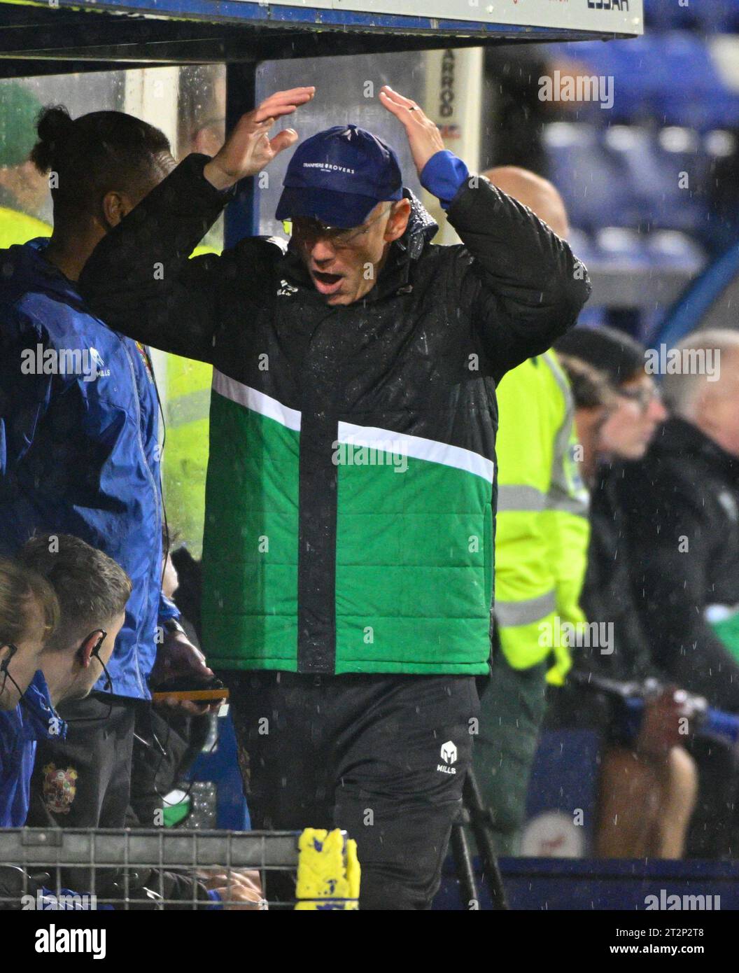 Birkenhead, Royaume-Uni. 20 octobre 2023. Nigel Adkins Manager intérimaire du Tranmere Rovers football Club montre ses frustrations, lors du match Sky Bet League 2 Tranmere Rovers vs Doncaster Rovers à Prenton Park, Birkenhead, Royaume-Uni, le 20 octobre 2023 (photo de Cody Froggatt/News Images) à Birkenhead, Royaume-Uni le 10/20/2023. (Photo de Cody Froggatt/News Images/Sipa USA) crédit : SIPA USA/Alamy Live News Banque D'Images