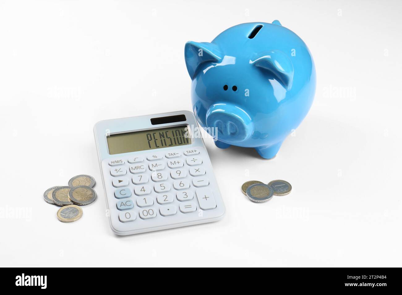 Calculatrice, tirelire et pièces de monnaie sur fond blanc. Concept de retraite Banque D'Images