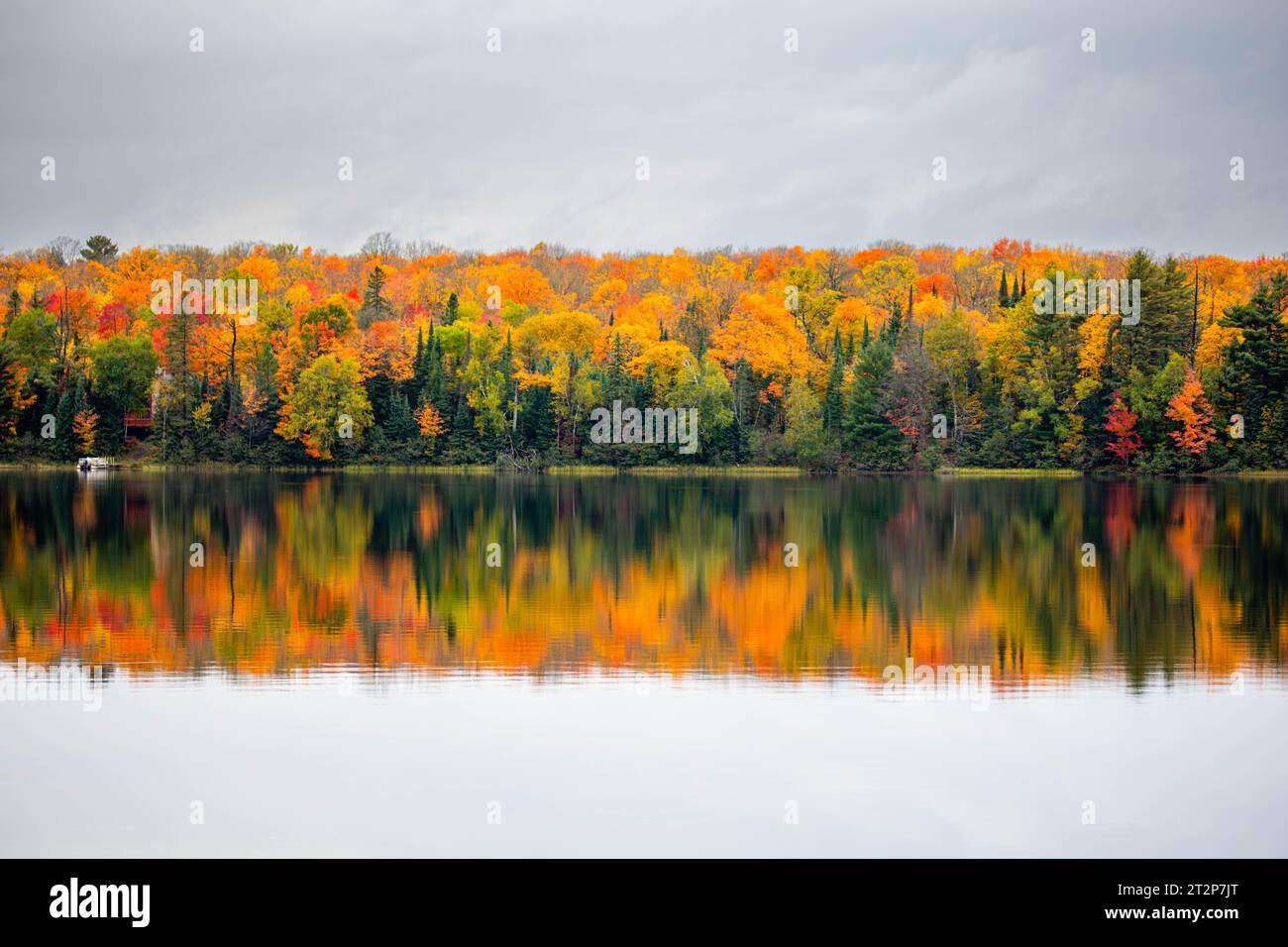 Arbres d'automne colorés sur le lac des chutes à Mercer, Wisconsin, horizontal Banque D'Images