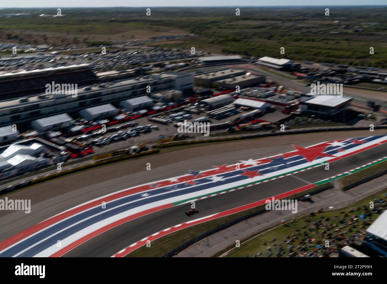 Austin, États-Unis. 20 octobre 2023. Le pilote mexicain de Formule 1 Sergio Pérez de Red Bull Racing participe aux qualifications pour le Grand Prix de Formule 1 des États-Unis sur le circuit des Amériques à Austin, Texas, le vendredi 20 octobre 2023. Photo de Greg Nash/UPI crédit : UPI/Alamy Live News Banque D'Images