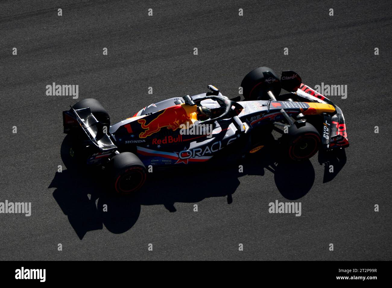 Austin, États-Unis. 20 octobre 2023. Le pilote néerlandais de Formule 1 Max Verstappen de Red Bull Racing participe aux qualifications pour le Grand Prix de Formule 1 des États-Unis sur le circuit des Amériques à Austin, Texas, le vendredi 20 octobre 2023. Photo de Greg Nash/UPI crédit : UPI/Alamy Live News Banque D'Images