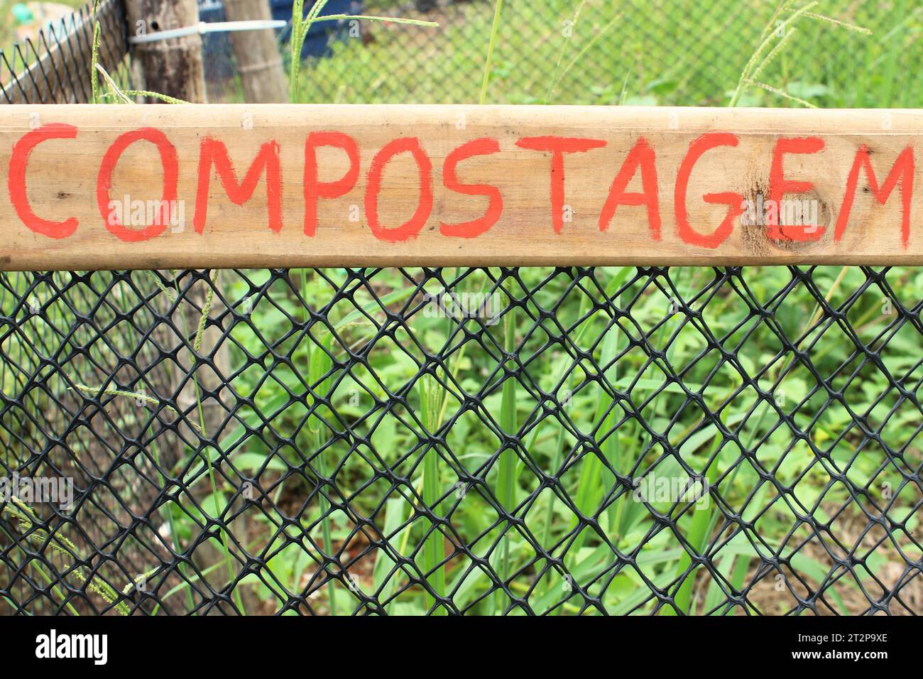 Plaque d'identification simple fabriquée à la main, en bois et peinture rouge, avec le mot compostage écrit en portugais brésilien. Banque D'Images
