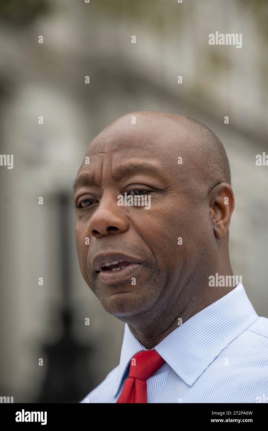 Concord, New Hampshire États-Unis 20 octobre 2023 candidat républicain à la présidence sénateur Tim Scott ( R-SC) après avoir déposé ses papiers pour être sur le scrutin primaire présidentiel républicain du New Hampshire dans le bureau du secrétaire NH de StateÕs à la maison d'État du New Hampshire à Concord, New Hampshire. (Rick Friedman ) crédit : Rick Friedman/Alamy Live News Banque D'Images