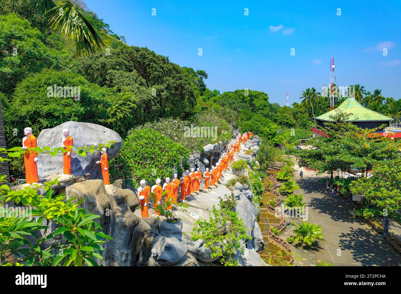 Statues de moines debout dans la ligne pour adorer le Bouddha. Le Temple doré de Dambulla, Sri Lanka (Ceylan) Banque D'Images