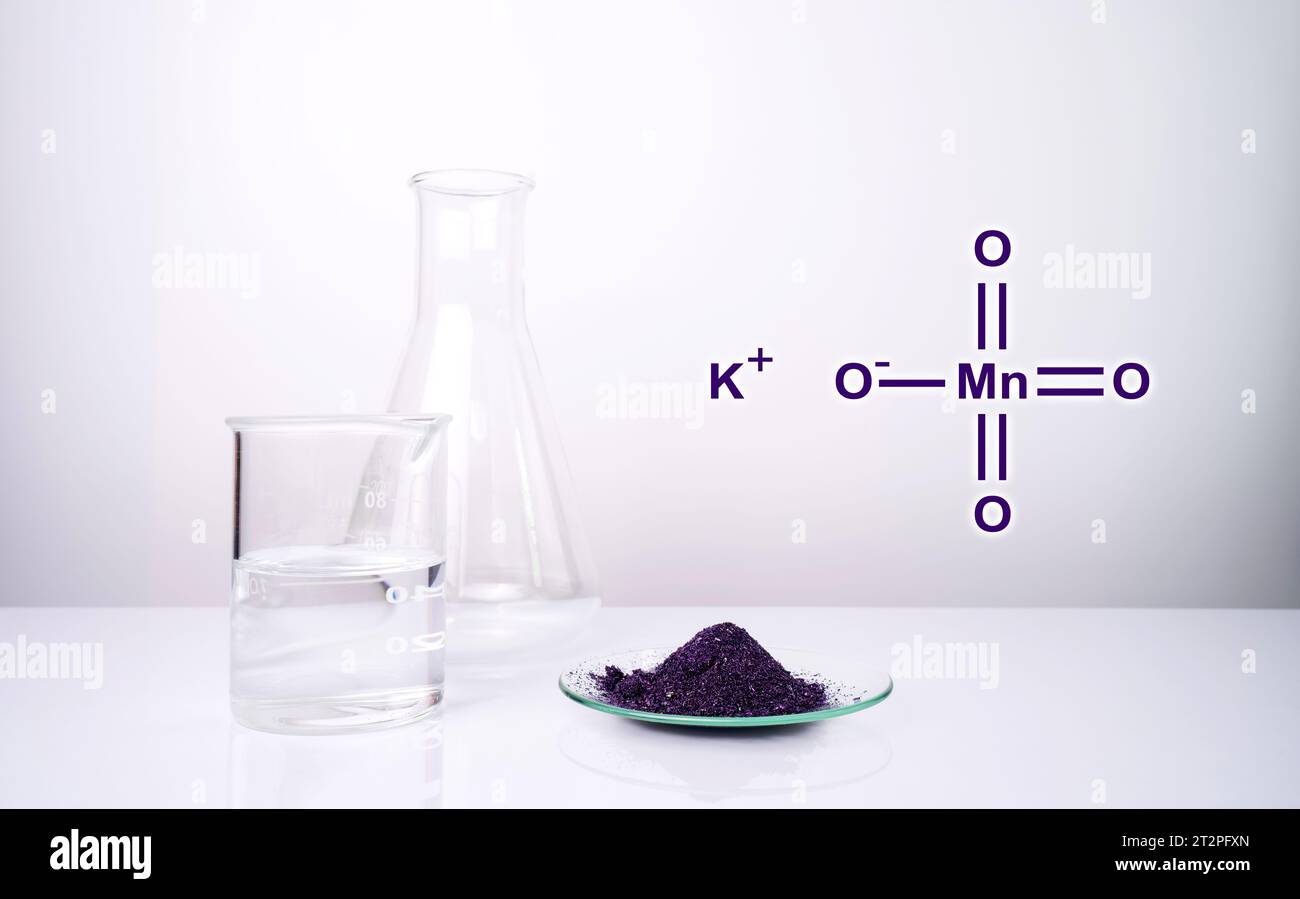 Permanganate de potassium (KMnO4) de structure chimique , un composé chimique courant qui combine le minerai d'oxyde de manganèse avec l'hydroxyde de potassium. Banque D'Images