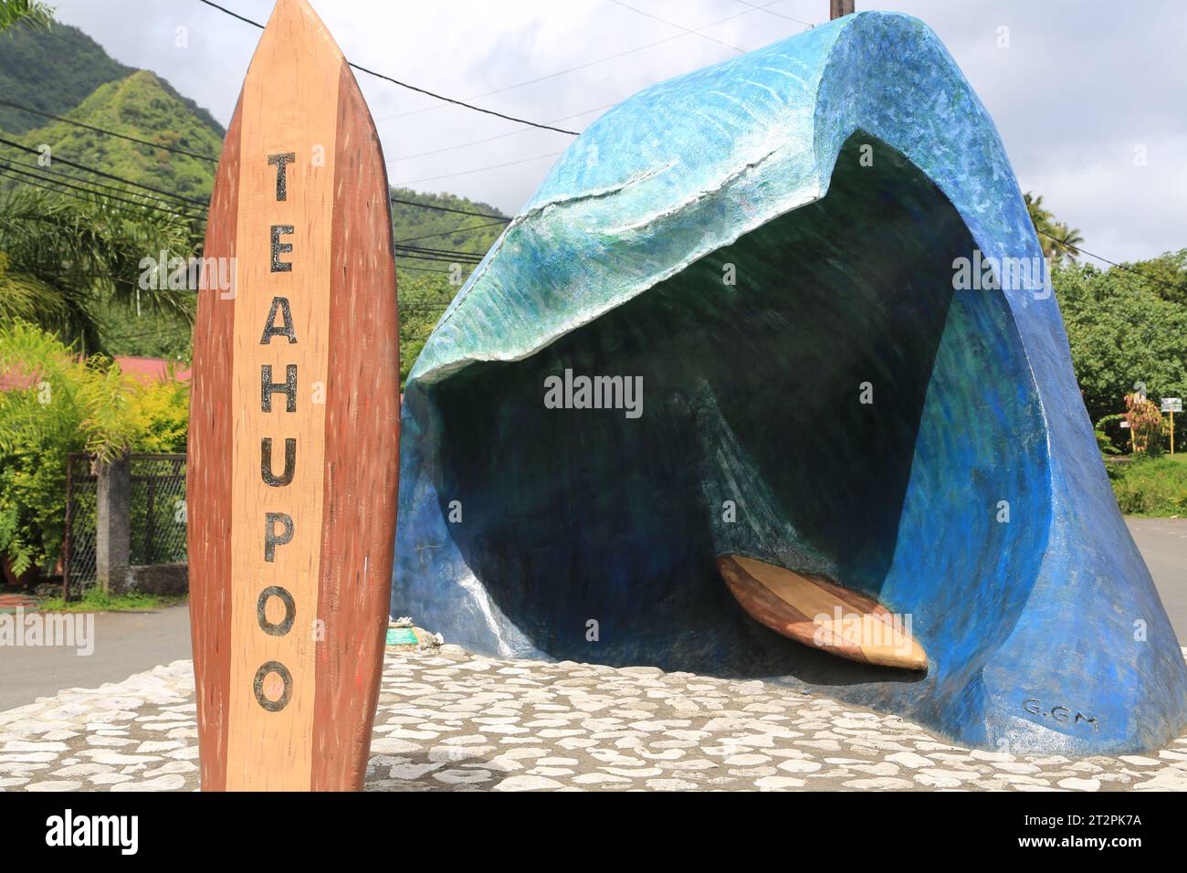 Village Teahupo'o et spot de surf mondialement célèbre pour ses vagues régulières les plus larges et les plus épaisses du monde. Teahupo'o est choisi pour accueillir les événements de surf de Banque D'Images