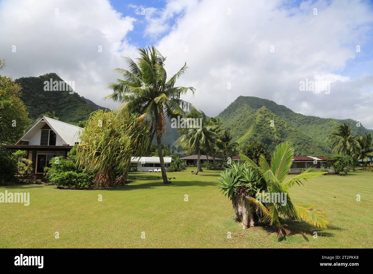 Village Teahupo'o et spot de surf mondialement célèbre pour ses vagues régulières les plus larges et les plus épaisses du monde. Teahupo'o est choisi pour accueillir les événements de surf de Banque D'Images