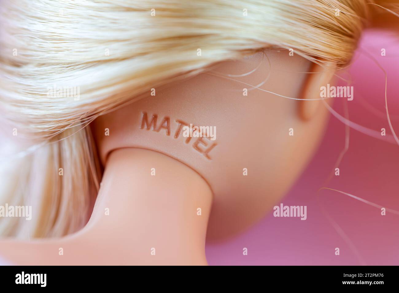 9 octobre 2023. Barnaul, Russie : poupée Barbie avec les cheveux blonds lâches sur un fond bleu. inscription sur le mattel sur la tête de la poupée en plastique Banque D'Images
