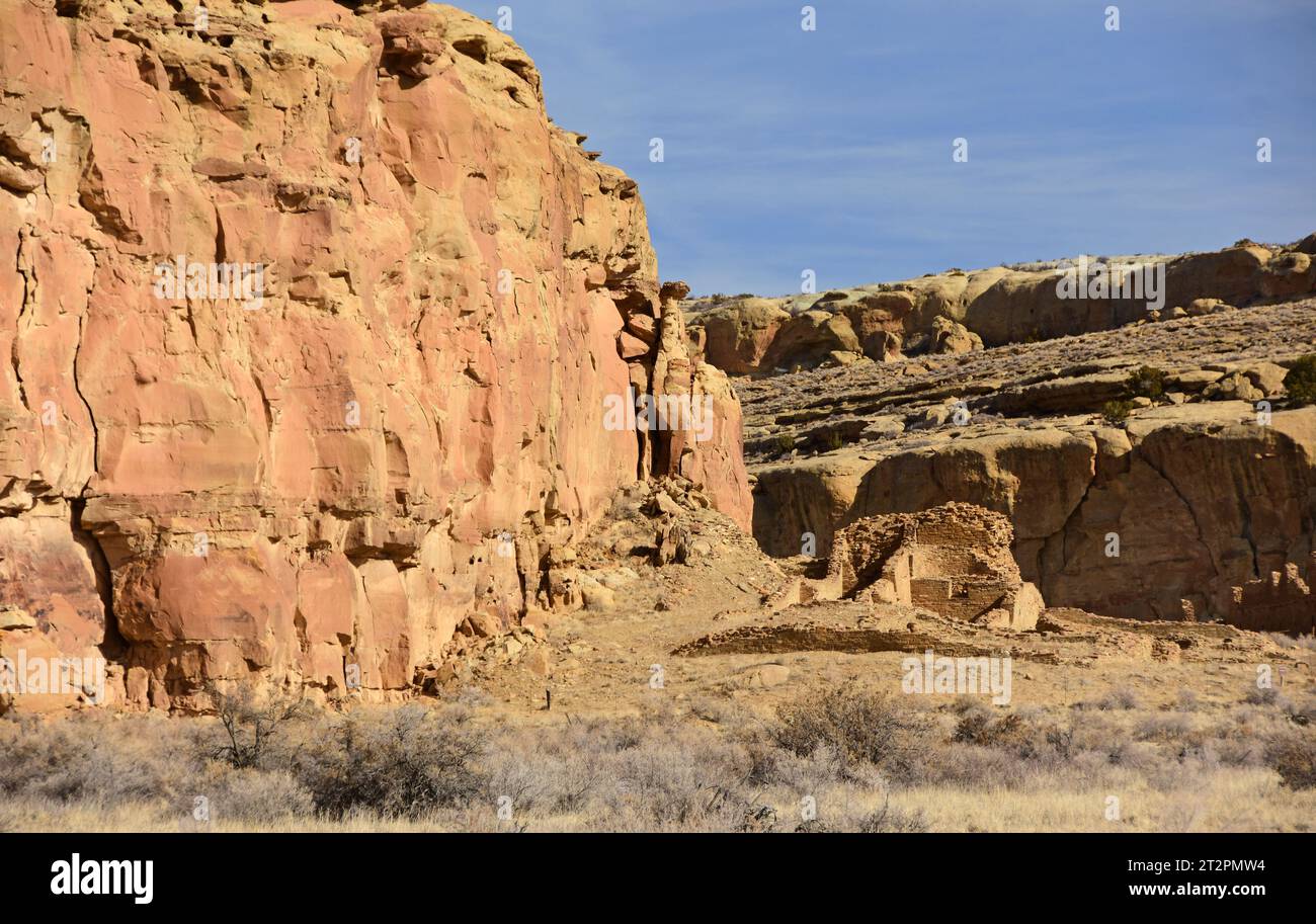 les anciennes ruines amérindiennes de hungo pavi au parc historique national de culture chaco en hiver près de farmington, nouveau mexique Banque D'Images