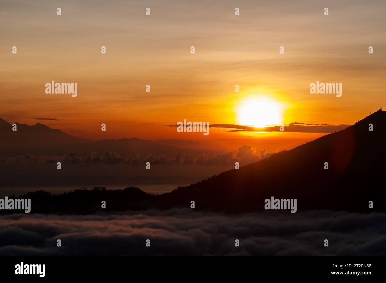 Lever de soleil pris du mont Batur, avec le mont Abang et le mont Agung en arrière-plan Banque D'Images