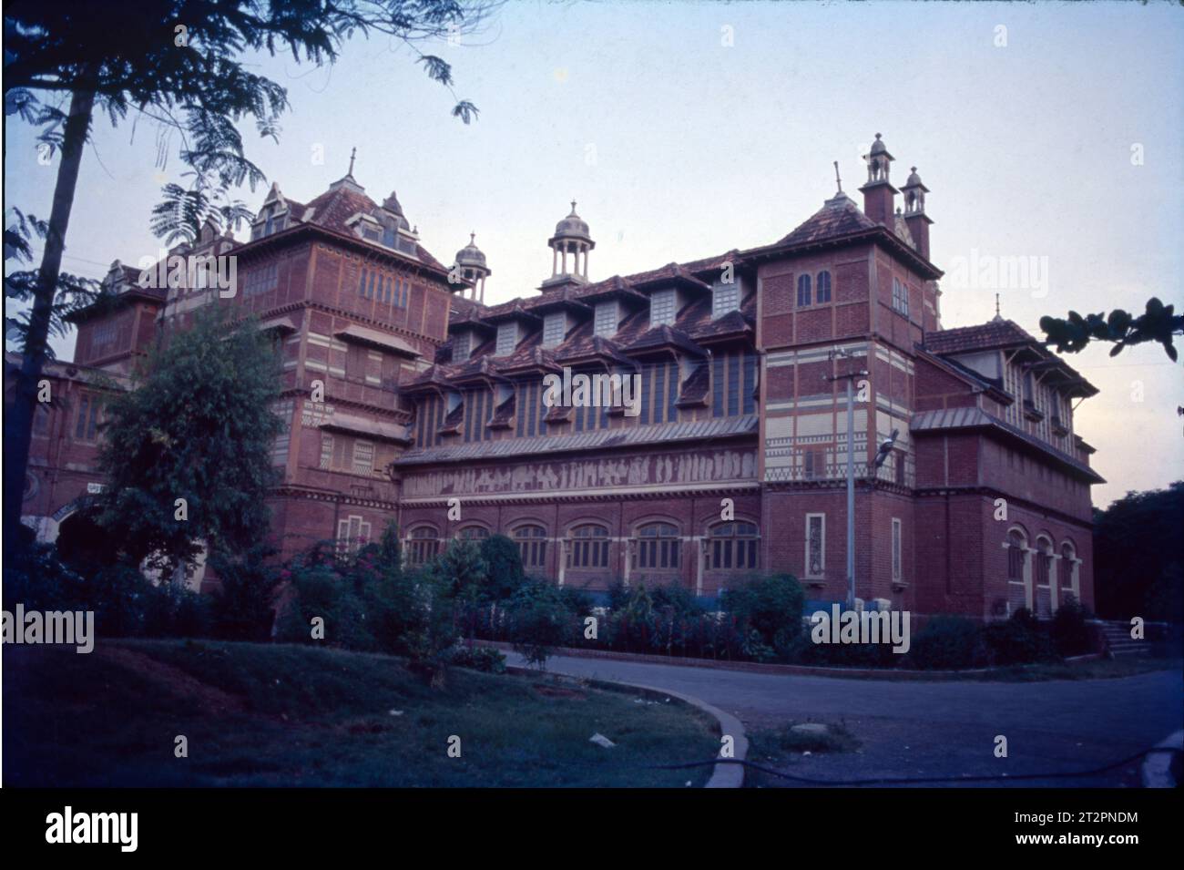 Leading Museum Under. Le gouvernement du Gujarat. Le Musée Baroda et Galerie de photos situé à Sayaji Baug a été fondé par le Maharaja Sayajirao Gaekwad III Le Baroda Museum & Picture Gallery est un musée archéologique et d'histoire naturelle situé à Vadodara, Gujarat, en Inde. Il a été construit en 1894 sur les lignes du Victoria & Albert Museum et du Science Museum of London. Banque D'Images