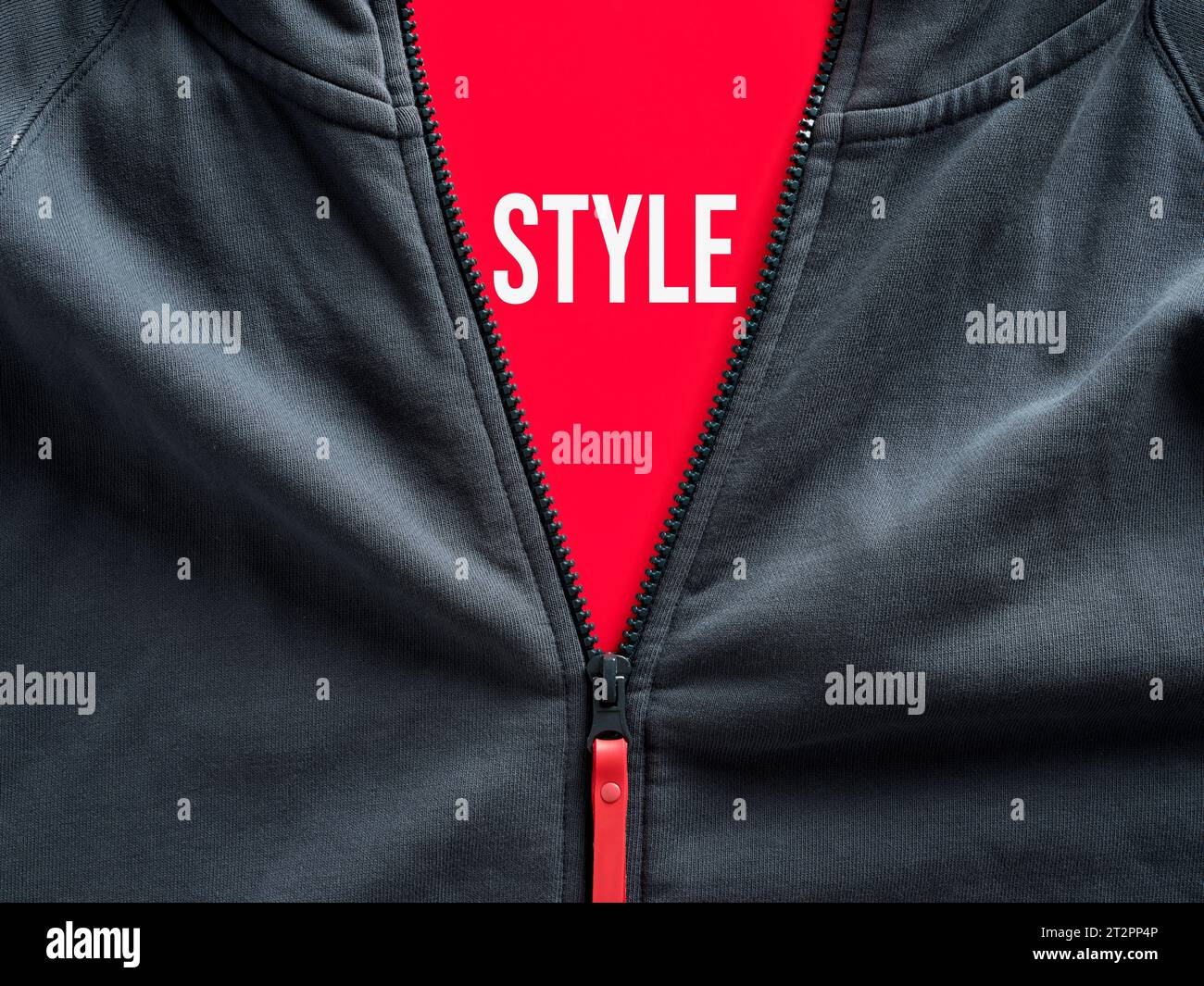Fermeture éclair ouverte d'un sweat à capuche montrant une étiquette rouge avec le mot style. Vêtements de sport mode et décontractés. Banque D'Images