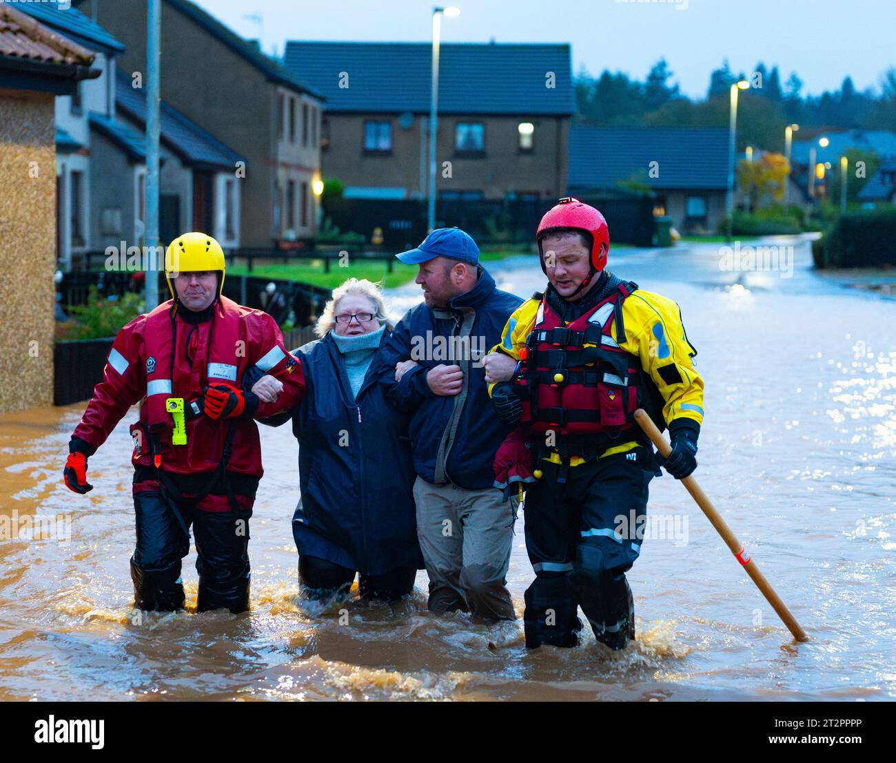 Brechin, Écosse, Royaume-Uni. 20 octobre 2023. River South Esk brise ses rives aux premières heures vendredi et inonde les rues et les maisons de Brechin. Resc Banque D'Images