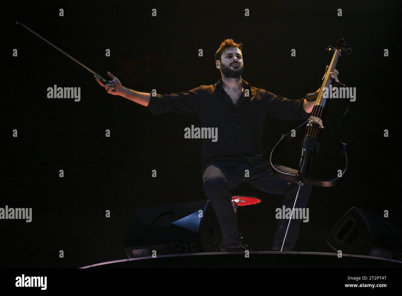 Rome, Italie. 20 octobre 2023. Hauser pendant le Tour rebelle avec un violoncelle, le 20 octobre 2023 au Palazzo dello Sport, à Rome, Italie. Crédit : Agence photo indépendante/Alamy Live News Banque D'Images