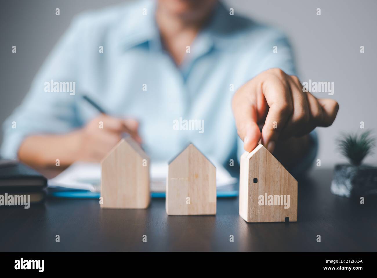 Pièces de monnaie de modèle de maison en bois avec le financement de livre de compte et le concept de financement d'entreprise bancaire pour le fond. assurance ou prêt immobilier.louer une maison Banque D'Images
