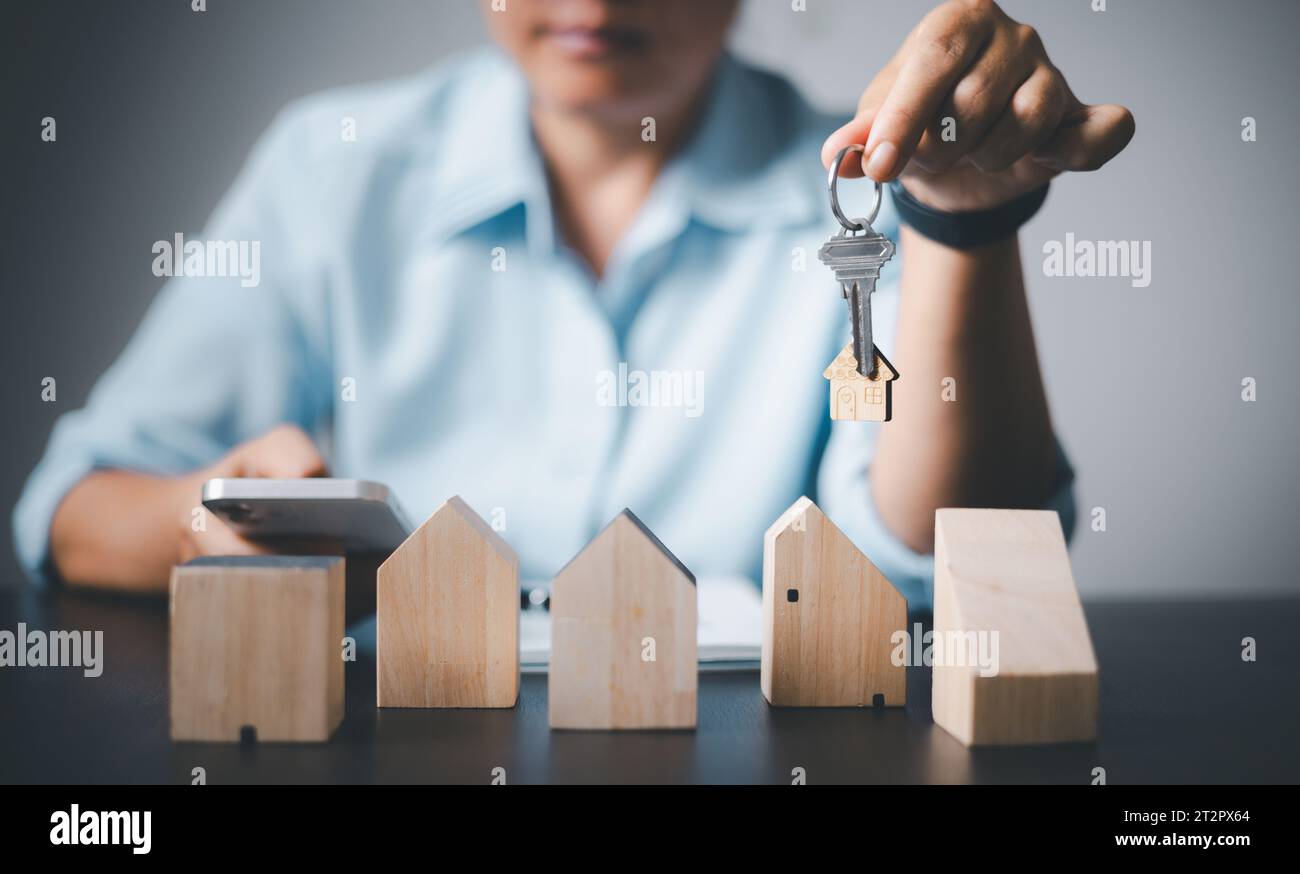 Pièces de monnaie de modèle de maison en bois avec le financement de livre de compte et le concept de financement d'entreprise bancaire pour le fond. assurance ou prêt immobilier.louer une maison Banque D'Images