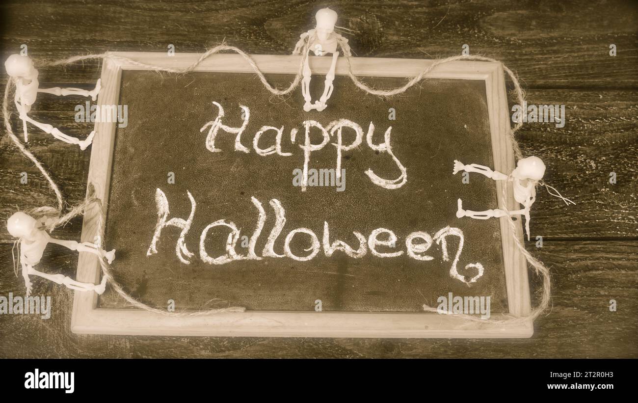 Joyeux Halloween manuscrit avec de la craie sur une planche. Vacances. Banque D'Images