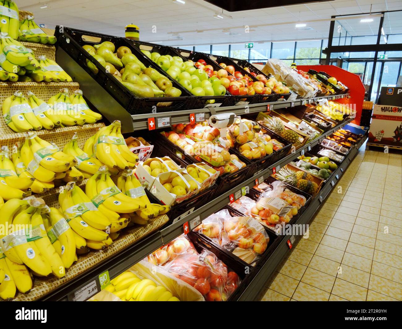 Manuel Geisser 21.10.2023 Detailhandel, Schweiz . Bild : Fruchtregal *** photo Manuel Geisser 21 10 2023 Retail, Suisse photo étagère à fruits crédit : Imago/Alamy Live News Banque D'Images