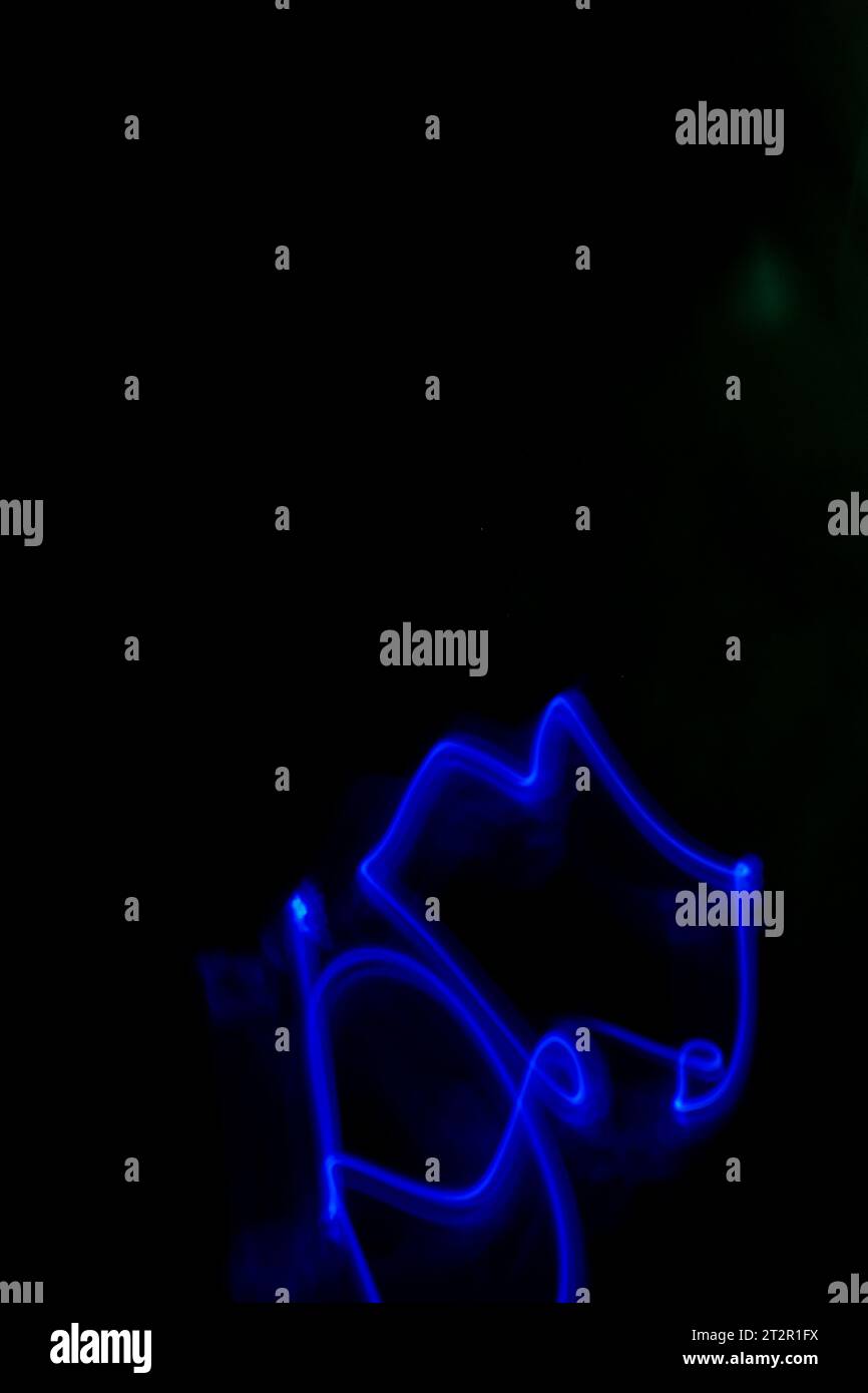 Peinture à la lumière bleue sur fond noir à Marske-by-the-Sea, North Yorkshire, Angleterre, Royaume-Uni Banque D'Images