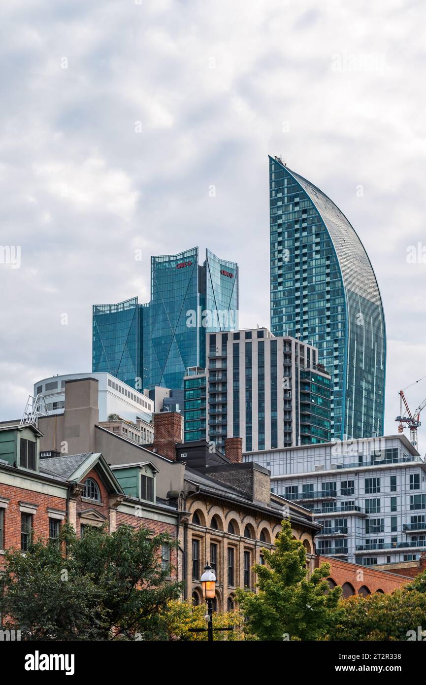 Toronto, Canada, paysage urbain ou horizon comparant l'architecture ancienne et moderne du centre-ville. Banque D'Images