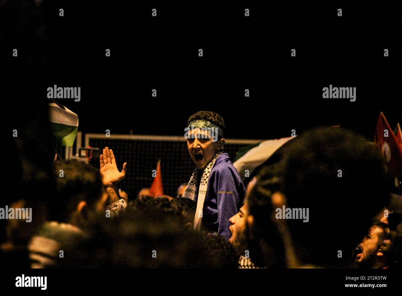 Istanbul, Turquie. 18 octobre 2023. Un enfant portant un bandeau des Brigades Al-Qassam chante en soutien à la Palestine pendant la manifestation. Istanbul a été témoin de manifestations massives devant l'ambassade américaine condamnant le soutien de l'Amérique à Israël dans sa guerre contre Gaza, qui a entraîné la mort de plus de 4 000 martyrs. (Photo Muhmmad Al-Najjar/SOPA Images/Sipa USA) crédit : SIPA USA/Alamy Live News Banque D'Images