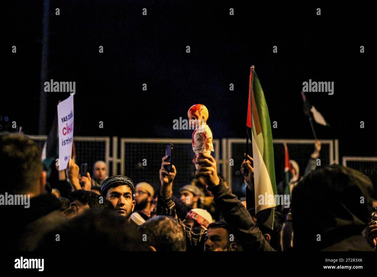 Istanbul, Turquie. 18 octobre 2023. Un manifestant lève une poupée tachée de sang dénonçant le bombardement israélien d'enfants à Gaza pendant la manifestation. Istanbul a été témoin de manifestations massives devant l'ambassade américaine condamnant le soutien de l'Amérique à Israël dans sa guerre contre Gaza, qui a entraîné la mort de plus de 4 000 martyrs. Crédit : SOPA Images Limited/Alamy Live News Banque D'Images